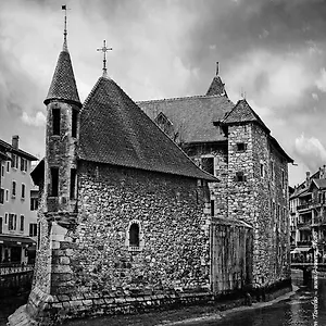 https://design-appart-oprison-canal-view-old-prisons.hotels-rhonealpes.com